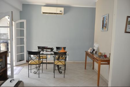 Casa à venda com 327m², 4 quartos e 1 vagaSala