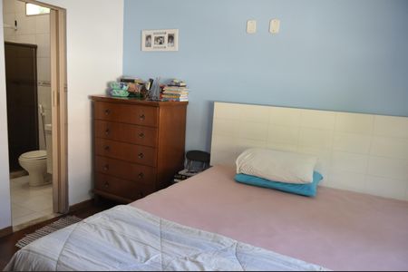 Casa à venda com 327m², 4 quartos e 1 vagaSuíte 2