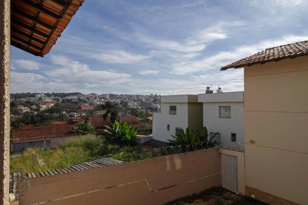 Casa de condomínio à venda com 55m², 2 quartos e 1 vagaSala - Vista