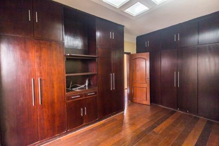 Casa de condomínio para alugar com 395m², 4 quartos e 4 vagas Casa de condomínio para alugar com 395m², 4 quartos e 4 vagasSuíte master