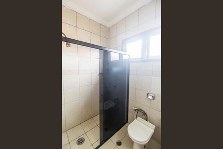 Casa de condomínio para alugar com 395m², 4 quartos e 4 vagas Casa de condomínio para alugar com 395m², 4 quartos e 4 vagasBanheiro da Suíte 2