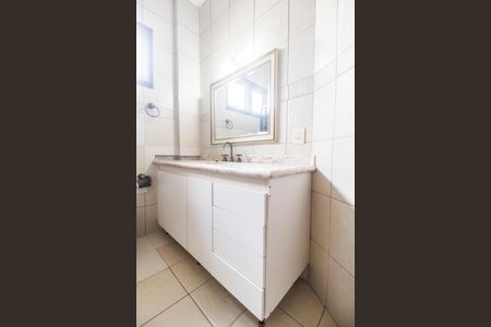 Casa de condomínio para alugar com 395m², 4 quartos e 4 vagas Casa de condomínio para alugar com 395m², 4 quartos e 4 vagasBanheiro da Suíte 2