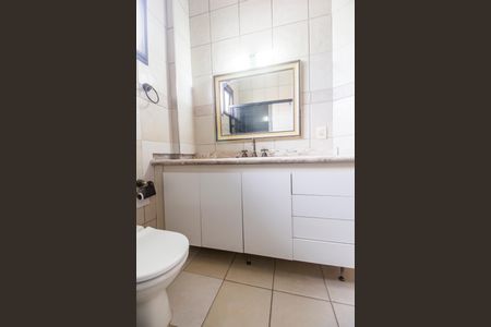 Casa de condomínio para alugar com 395m², 4 quartos e 4 vagas Casa de condomínio para alugar com 395m², 4 quartos e 4 vagasBanheiro da Suíte 2