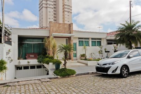Casa à venda com 400m², 3 quartos e 3 vagas Casa à venda com 400m², 3 quartos e 3 vagasFachada