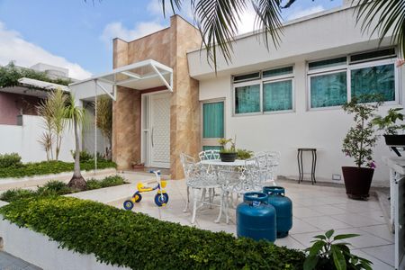 Casa à venda com 400m², 3 quartos e 3 vagas Casa à venda com 400m², 3 quartos e 3 vagasFachada