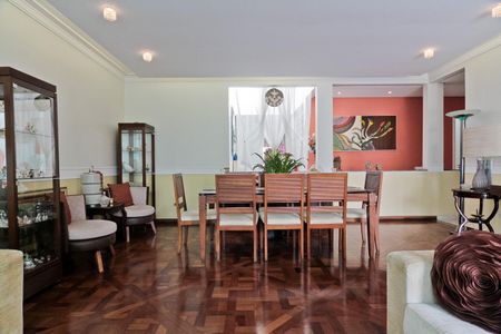 Casa à venda com 400m², 3 quartos e 3 vagas Casa à venda com 400m², 3 quartos e 3 vagasSala