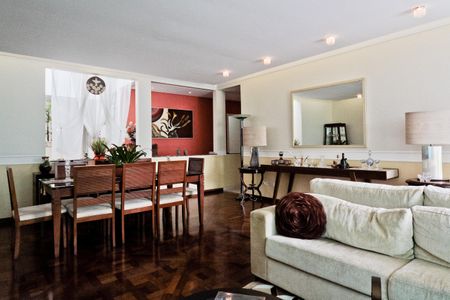 Casa à venda com 400m², 3 quartos e 3 vagas Casa à venda com 400m², 3 quartos e 3 vagasSala