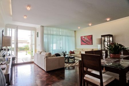 Casa à venda com 400m², 3 quartos e 3 vagas Casa à venda com 400m², 3 quartos e 3 vagasSala