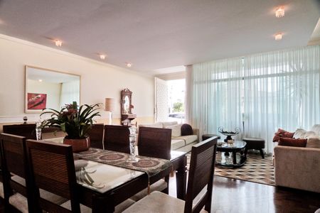 Casa à venda com 400m², 3 quartos e 3 vagas Casa à venda com 400m², 3 quartos e 3 vagasSala