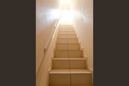 Casa à venda com 211m², 3 quartos e 2 vagas Casa à venda com 211m², 3 quartos e 2 vagasEscada