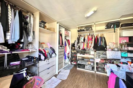 Casa à venda com 201m², 4 quartos e 2 vagas Casa à venda com 201m², 4 quartos e 2 vagasCloset da Suíte