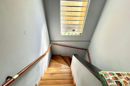 Casa à venda com 201m², 4 quartos e 2 vagas Casa à venda com 201m², 4 quartos e 2 vagasEscada