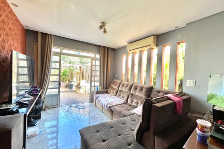 Casa à venda com 201m², 4 quartos e 2 vagas Casa à venda com 201m², 4 quartos e 2 vagasSala