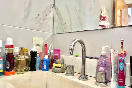 Casa à venda com 201m², 4 quartos e 2 vagas Casa à venda com 201m², 4 quartos e 2 vagasBanheiro Corredor