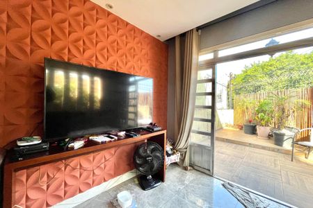 Casa à venda com 201m², 4 quartos e 2 vagas Casa à venda com 201m², 4 quartos e 2 vagasSala