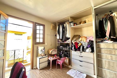 Casa à venda com 201m², 4 quartos e 2 vagas Casa à venda com 201m², 4 quartos e 2 vagasCloset da Suíte