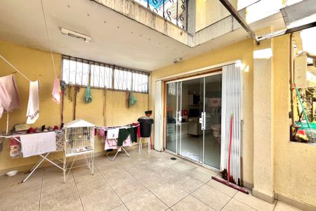Casa à venda com 201m², 4 quartos e 2 vagas Casa à venda com 201m², 4 quartos e 2 vagasQuintal