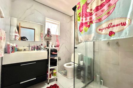 Casa à venda com 201m², 4 quartos e 2 vagas Casa à venda com 201m², 4 quartos e 2 vagasBanheiro Corredor