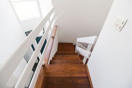 Casa de condomínio à venda com 485m², 3 quartos e 6 vagasEscada