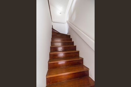 Casa de condomínio à venda com 485m², 3 quartos e 6 vagasEscada