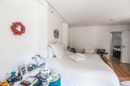 Casa de condomínio à venda com 485m², 3 quartos e 6 vagasSuíte master