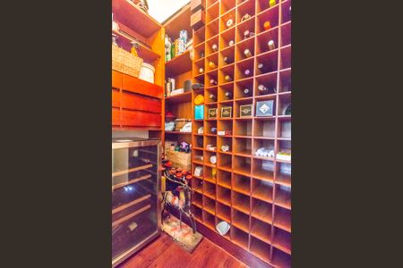 Casa de condomínio à venda com 485m², 3 quartos e 6 vagasAdega