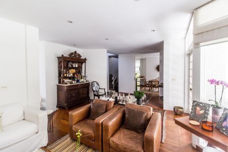 Casa de condomínio à venda com 485m², 3 quartos e 6 vagasSala