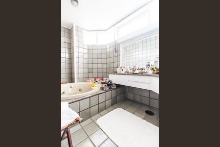 Casa de condomínio à venda com 485m², 3 quartos e 6 vagasBanheiro da Suíte 2