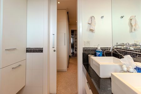 Apartamento à venda com 200m², 4 quartos e 4 vagasBanheiro da Suíte 1