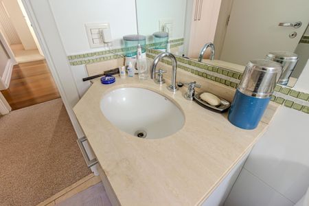 Apartamento à venda com 200m², 4 quartos e 4 vagasBanheiro da Suíte 2