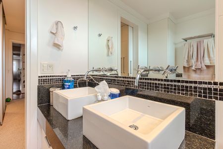 Apartamento à venda com 200m², 4 quartos e 4 vagasBanheiro da Suíte 1