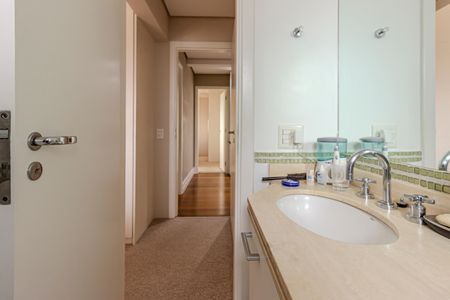 Apartamento à venda com 200m², 4 quartos e 4 vagasBanheiro da Suíte 2