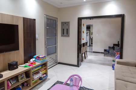 Casa à venda com 220m², 4 quartos e 3 vagas Casa à venda com 220m², 4 quartos e 3 vagasSala