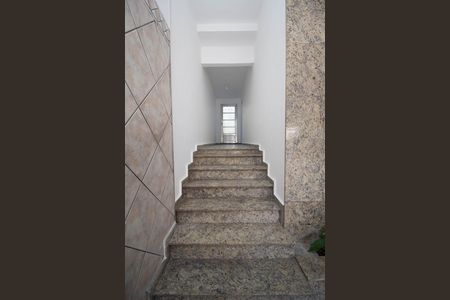 Casa à venda com 157m², 3 quartos e 2 vagas Casa à venda com 157m², 3 quartos e 2 vagasEscada de entrada