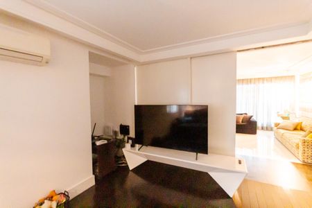 Casa à venda com 470m², 4 quartos e 5 vagasSala de TV