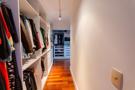 Casa à venda com 470m², 4 quartos e 5 vagasCloset Suíte 3