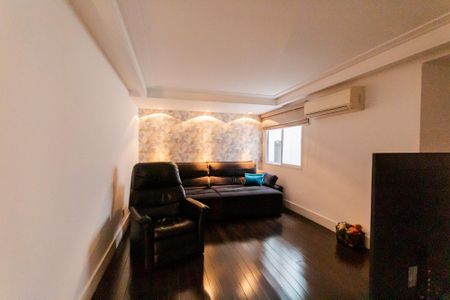 Casa à venda com 470m², 4 quartos e 5 vagasSala de TV