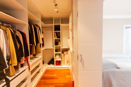 Casa à venda com 470m², 4 quartos e 5 vagasCloset Suíte 2