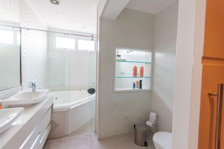 Casa à venda com 470m², 4 quartos e 5 vagasBanheiro da Suíte 3