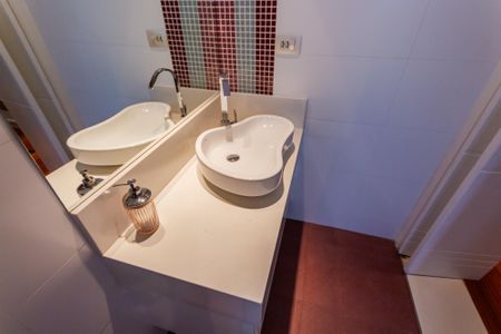 Casa à venda com 470m², 4 quartos e 5 vagasBanheiro da Suíte 2