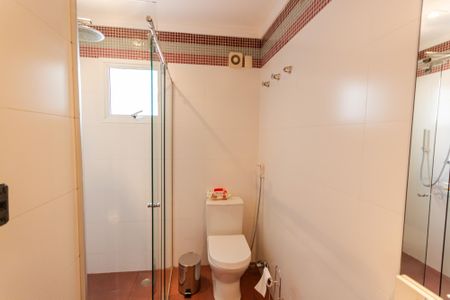 Casa à venda com 470m², 4 quartos e 5 vagasBanheiro da Suíte 2