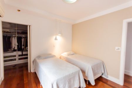 Casa à venda com 470m², 4 quartos e 5 vagasSuíte 2