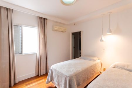 Casa à venda com 470m², 4 quartos e 5 vagasSuíte 2