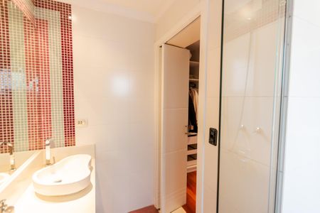 Casa à venda com 470m², 4 quartos e 5 vagasBanheiro da Suíte 2