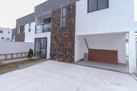 Casa à venda com 181m², 3 quartos e 2 vagasFachada