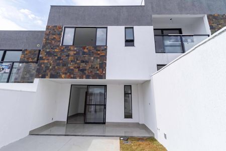 Casa à venda com 128m², 3 quartos e 2 vagasFachada
