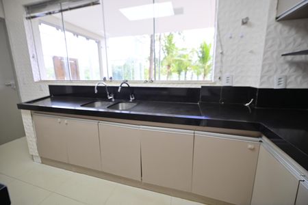 Casa de condomínio para alugar com 615m², 3 quartos e 4 vagasCozinha