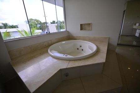 Casa de condomínio para alugar com 615m², 3 quartos e 4 vagasBanheiro Suíte 3