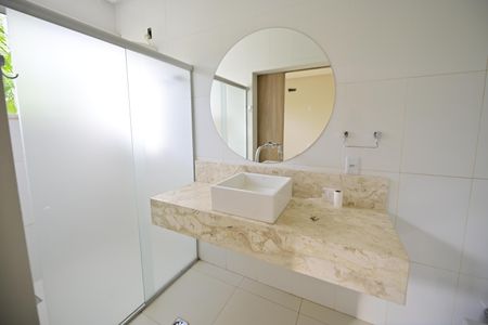 Casa de condomínio para alugar com 615m², 3 quartos e 4 vagasBanheiro Suíte 2