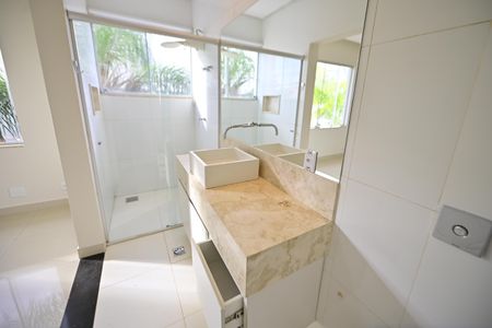 Casa de condomínio para alugar com 615m², 3 quartos e 4 vagasBanheiro Suíte 1